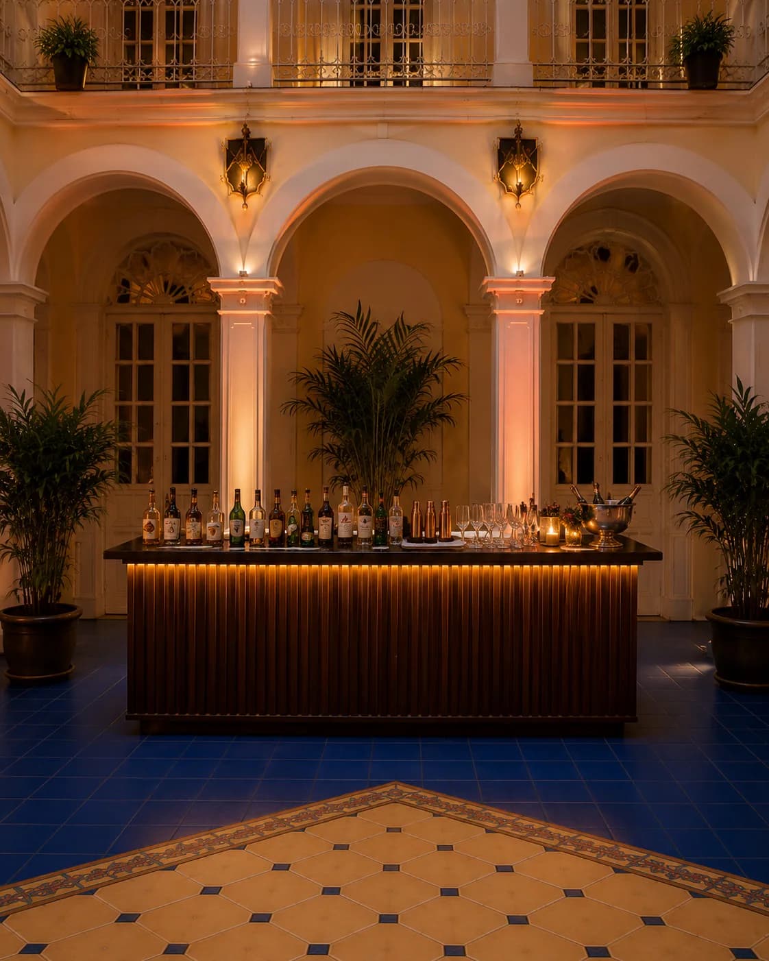 Bar instalado en el patio de la Casona Cultural durante la noche