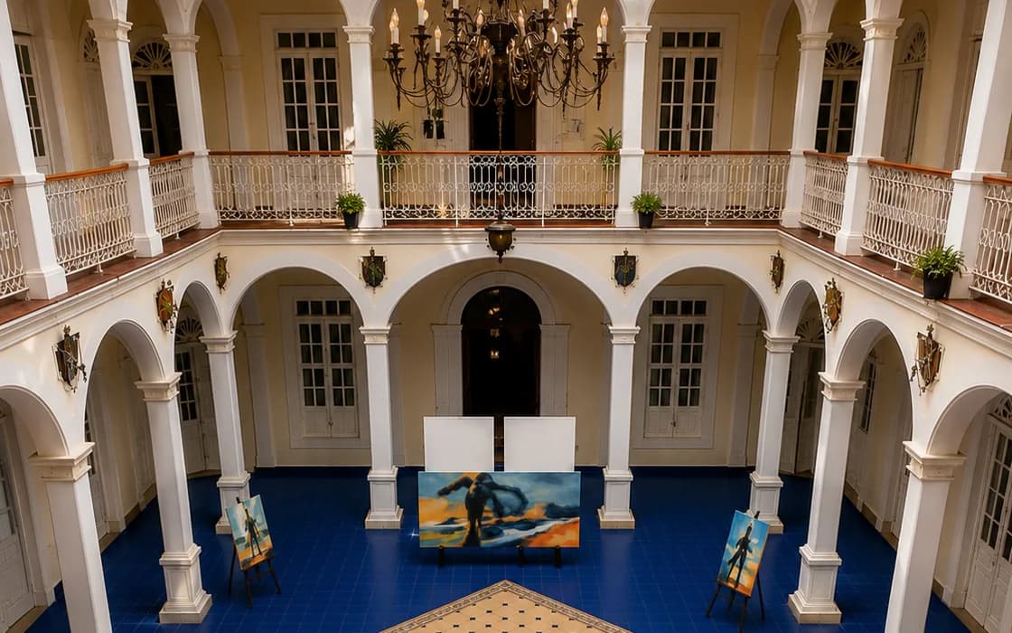 Vista superior del patio de la Casona Cultural con las obras instaladas
