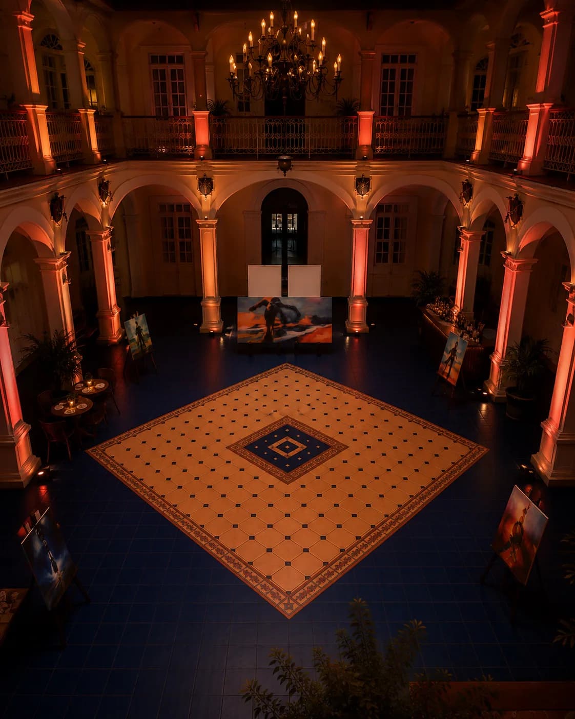 Patio de la Casona Cultural iluminado para la exposición nocturna