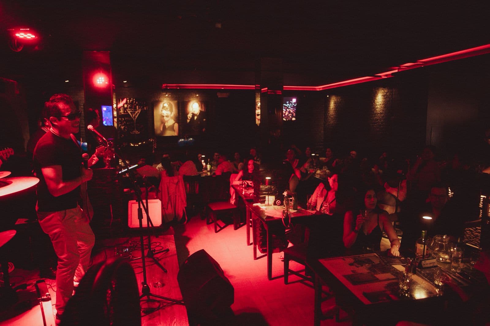 Ambiente nocturno en el salón de Velvet